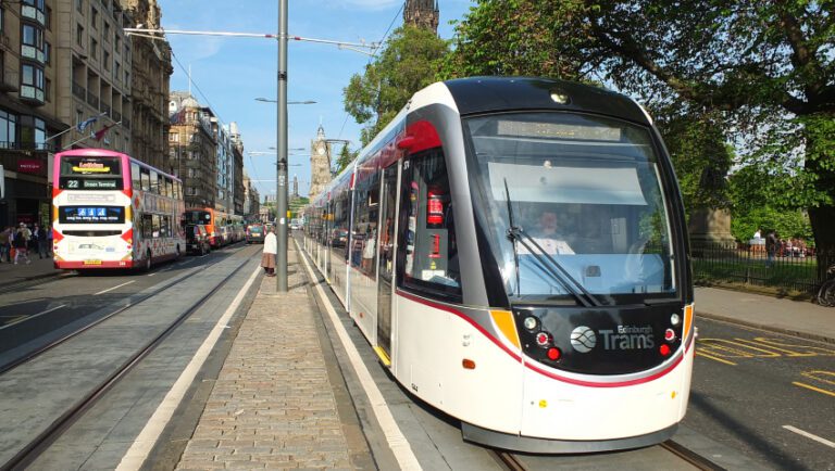 Edinburgh’da Toplu Taşıma .. Otobüsler, Taksiler, Tramvaylar ve daha fazlası 2023